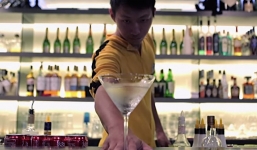 Bartender trổ tài pha rượu theo phong cách Lý Tiểu Long