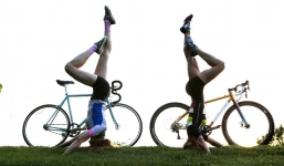 Cặp đôi tập yoga với xe đạp 'gây sốt' mạng xã hội