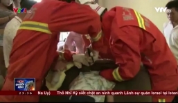 Giải cứu bé trai kẹp đầu trong ghế sofa