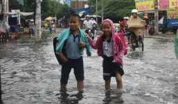 Học sinh Hà Nội xắn quần, lội nước đi học