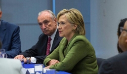 Hillary Clinton lại gặp bê bối rò rỉ email và tiền từ thiện