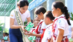 Hoa khôi Nam Em giản dị về thăm trường cũ