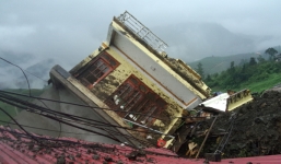 Sạt lở đất, vùi lấp 3 ngôi nhà ở Sa Pa