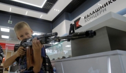 Sân bay Moscow công khai bán Ak-47 và súng lục Kalashnikov