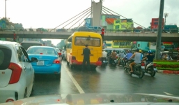 Tài xế xe khách dừng xe, xuống tiểu bậy ngay giữa Ngã Tư Sở