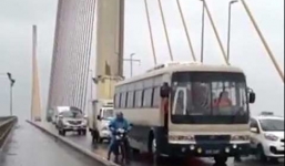 Chủ tịch nước gửi thư khen cán bộ chắn gió cho dân trên cầu Bãi Cháy