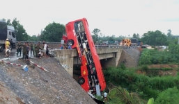 Xe khách cheo leo trên thành cầu, 11 người thương vong