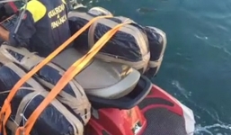 Mô tô nước chở hơn 200 kg cần sa phóng bạt mạng trên biển giữa đêm