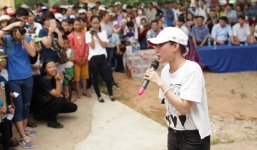 Mỹ Tâm vừa nhảy vừa hát 'Con bướm xuân' giữa trời nắng