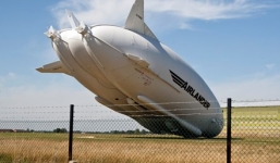 Máy bay lớn nhất thế giới bị hư hỏng nặng sau khi đâm vào cột điện