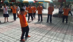 Video: Học sinh lớp 6 nhảy 'We don't talk anymore' giữa sân trường siêu chất