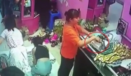 Video: Người phụ nữ trộm ví tiền trong cửa hàng mỹ phẩm