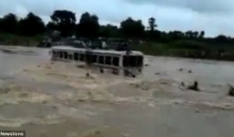 Xe bus chở 70 người liều mình vượt lũ, toàn bộ hành khách bị cuốn trôi