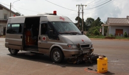 Xe cứu thương chở quan tài gây tai nạn, 2 người bị thương