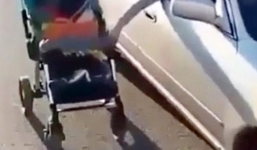 Bà mẹ liều lĩnh vừa lái ô tô, vừa đẩy xe nôi cho con trai