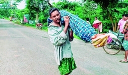 Chồng vác thi thể vợ đi 16 km từ bệnh viện về nhà 