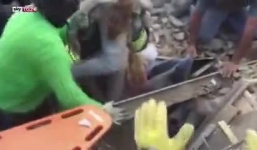 Giải cứu bé gái bị chôn vùi 17 giờ sau động đất Italy