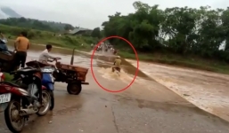 Video: Liều mạng băng qua lũ, xe máy bị cuốn trôi ở Phú Thọ