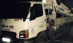 Taxi lao xuống suối, 2 người chết thảm