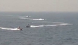 Video: 4 tàu hải quân Iran quây chặt khu trục hạm Mỹ