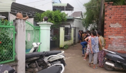 Vợ hoảng hốt phát hiện chồng chết trong tư thế treo cổ trước hiên nhà