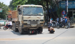 Bị xe tải cuốn vào gầm, 2 nữ sinh thoát chết thần kỳ lồm cồm bò ra