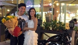 Cô gái cầu hôn bạn trai bằng sổ đỏ và xe phân khối lớn