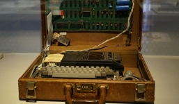 Choáng trước mức giá 5,5 tỷ của chiếc máy tính cổ lỗ