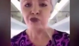 Nữ tiếp viên gây sốc khi nhổ nước trong cabin máy bay