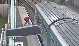 Rùng mình cảnh cậu bé 14 tuổi lao ra chặn đoàn tàu đang chạy