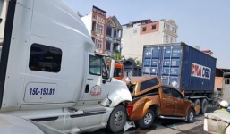 Tin tai nạn giao thông mới nhất ngày 26/8: Xe bán tải nát bươm khi bị 'kẹp chả'