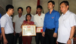 Tặng Huy hiệu 'Tuổi trẻ dũng cảm' cho nữ sinh quên mình cứu bạn