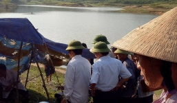 Vào rừng hái sim, 3 nữ sinh chết đuối