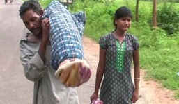 Video người đàn ông vác xác vợ hơn 10km từ bệnh viện về nhà 