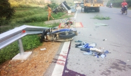 Tin tai nạn giao thông mới nhất 27/8: 2 nữ sinh bò ra từ gầm xe tải