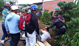 Va chạm giao thông, nhóm người đi ô tô hùng hổ đánh tài xế xe máy 