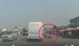'Ninja' sang đường cắt mặt ô tô khiến thanh niên suýt mất mạng