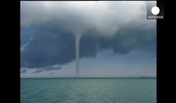 Video: Nhiều vòi rồng xuất hiện cùng lúc tại Trung Quốc