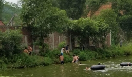 Hai cha con chết đuối khi bơi ở hồ nước gần nhà