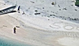 Kẹt trên hoang đảo, được cứu nhờ viết 'SOS' lên cát