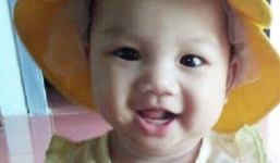 Người mẹ biến mất bí ẩn sau khi nhờ nữ sinh viên bế hộ con gái