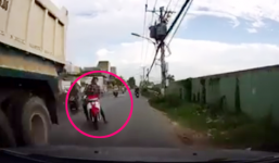 Thanh niên chở bạn gái cố luồn lách, suýt rúc gầm ô tô