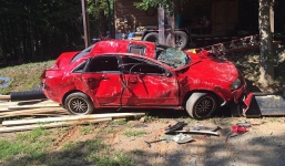 Thấy con gái 'vờn' bạn trai, ông bố dùng máy xúc đập nát Audi nghìn đô