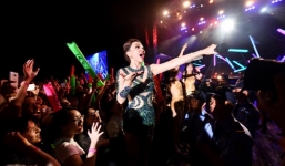 Tóc Tiên vẫn biểu diễn hết mình dù trang phục gặp sự cố trên sân khấu