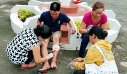 Xe chở hàng chục người đi hành hương gặp nạn, tài xế kẹt trong cabin