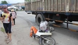 Xe tải rẽ đột ngột kéo lê xe máy, một phụ nữ tử vong