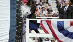 Michele Obama bảo trợ cho tàu ngầm hạt nhân