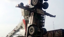 Cần cẩu 18 tấn đổ sập, xe cẩu treo ngược trên không