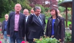 Phó thủ tướng Đức phân trần việc có hành động lăng mạ người biểu tình