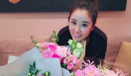 Dù bầu bí nhưng Lâm Tâm Như vẫn đội mưa trên phim trường